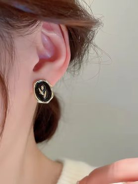 Stylish earring irregular gold frame